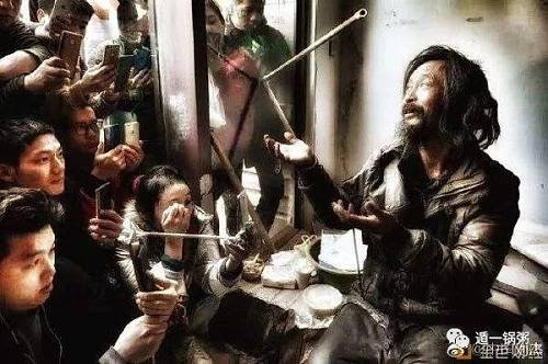 捡了26年垃圾，默默无闻的流浪汉，一朝爆红，八方来朝！